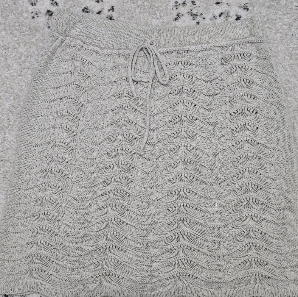 Knit Wave-Pattern Drawstring Skirt in Light Gray